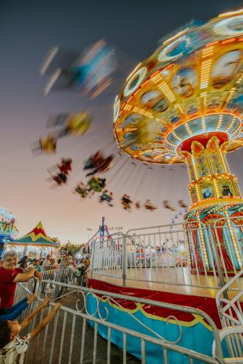 Fondo de pantalla de Diversión en el carnaval, luces, atracciones, fondo de pantalla.