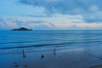 Fondo de pantalla de Atardecer en la playa, paisaje, mar, tranquilidad, naturaleza.