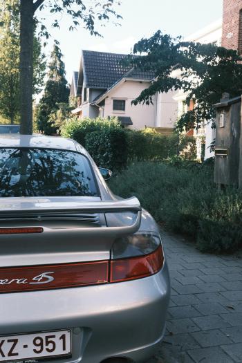 Fondo de pantalla de Coche elegante en vecindario, fondos de pantalla, autos, naturaleza, paisajes.