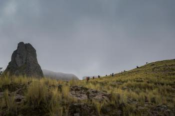 Fondo de pantalla de Montaña neblinosa, aventura, naturaleza, paisajes, senderismo, exploración.