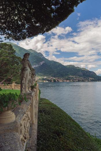 Fondo de pantalla de Estatuas junto al lago, paisajes, naturaleza, fondo de pantalla, montañas.