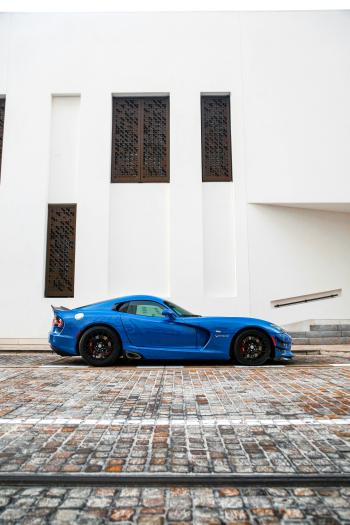 Fondo de pantalla de Deportivo Dodge Viper azul en la ciudad: coches, fondos de pantalla, automóviles, velocidad.