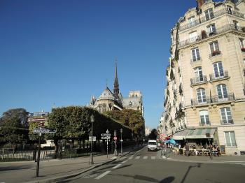 Fondo de pantalla de Escena callejera parisina con la catedral de Notre-Dame y un café al aire libre