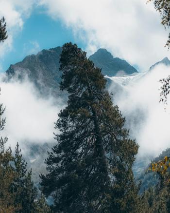 Fondo de pantalla de Montañas y nubes, naturaleza, paisajes, fondo de pantalla, paisaje montañoso, belleza natural, tranquilidad, aire libre.