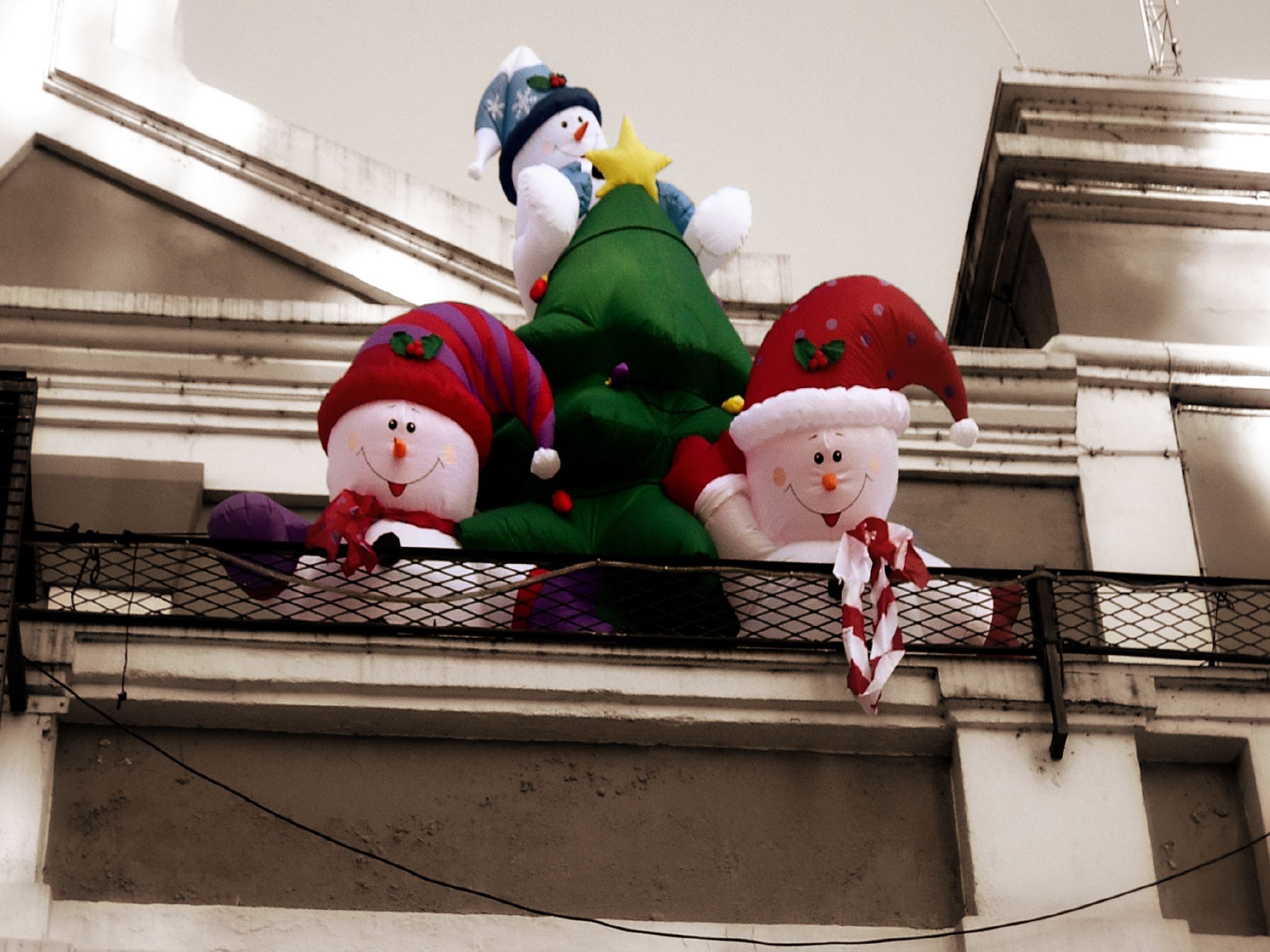 Fondos hd muñecos de nieve inflable en balcon