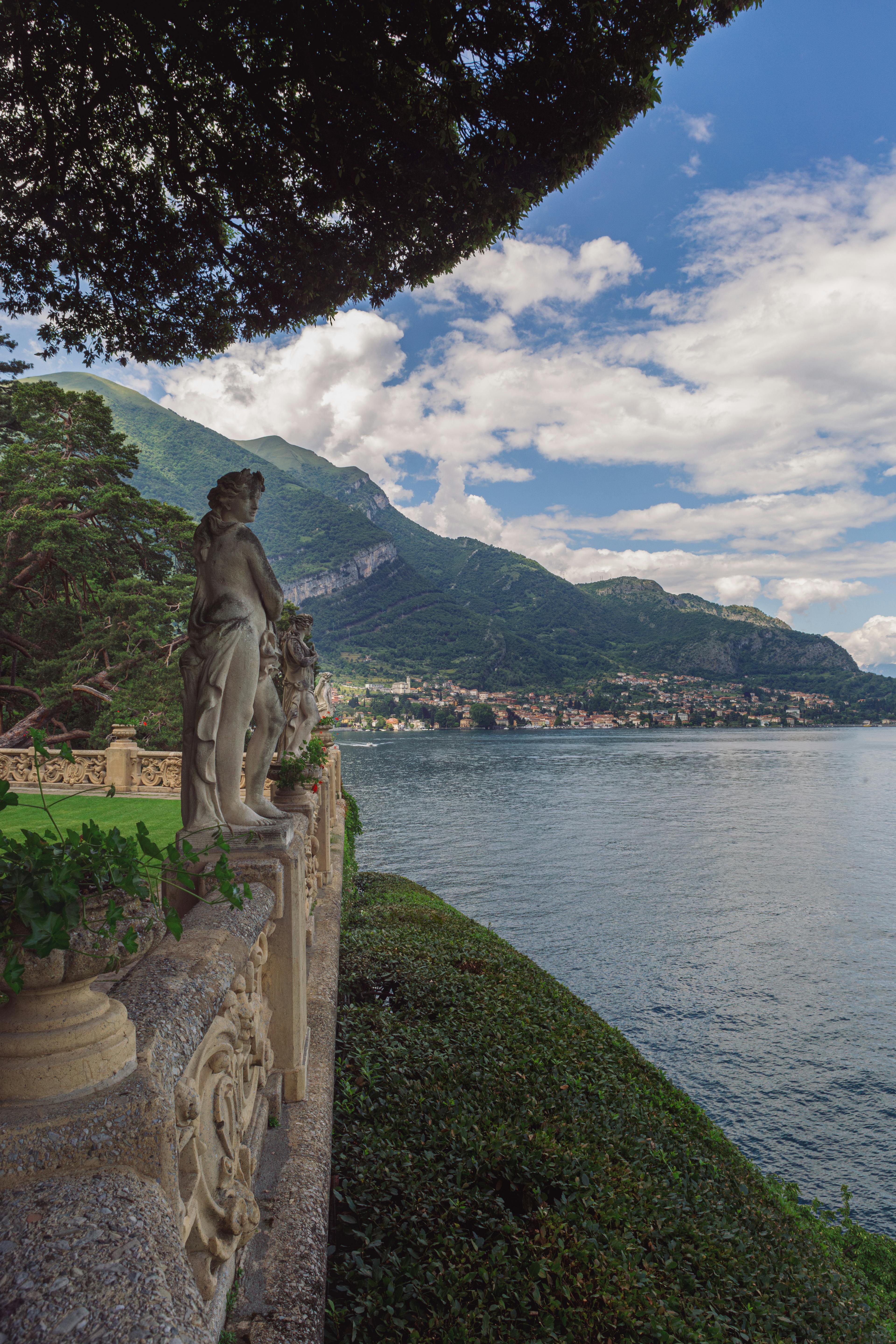 Estatuas junto al lago, paisajes, naturaleza, fondo de pantalla, montañas.